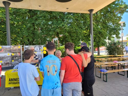 Jugendliche am AI-Stand auf dem Sommerfest des Jugendtreffs in Oberschleißheim