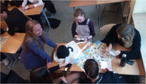 Bildbeschreibung: Schüler arbeiten im Klassenzimmer mit Materialien von Amnesty International