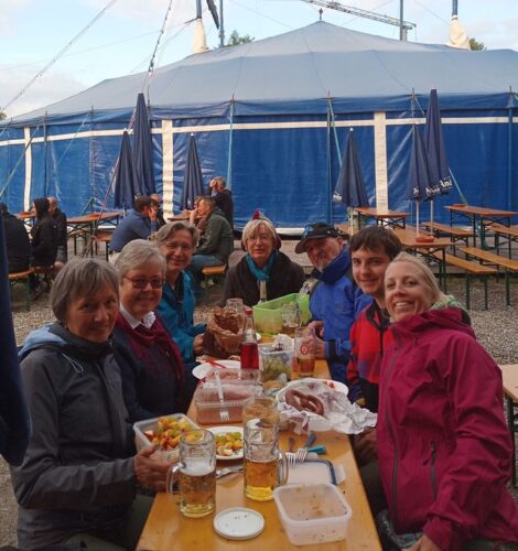Die Menschenrechtsbildungsgruppe von AI München beim Picknick